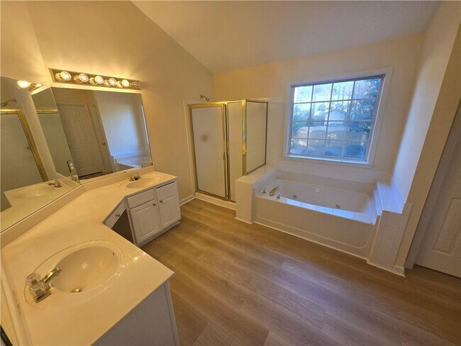 Building Photo - 2206 Creekway Dr