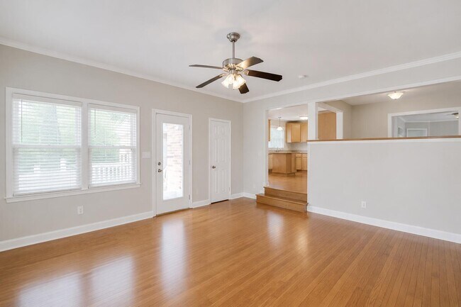 Building Photo - 208 N Lewis Ct