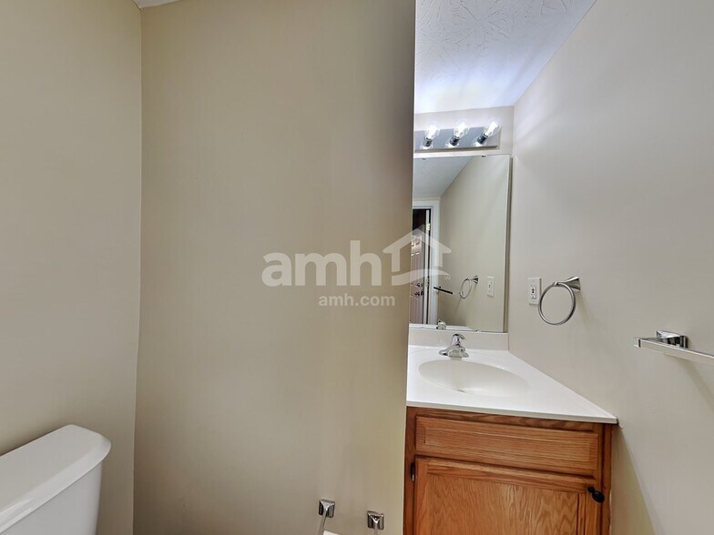 Building Photo - 753 Lakefield Dr