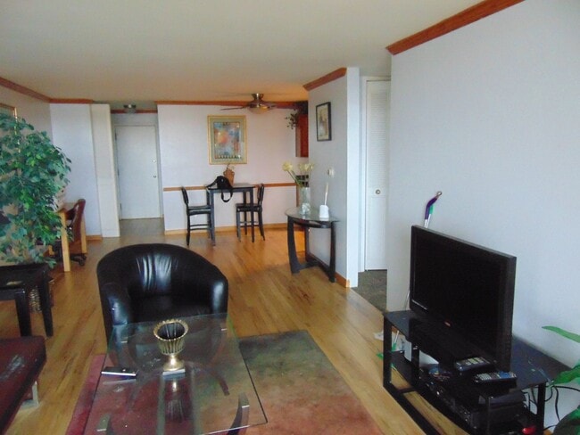 Building Photo - Spacious 1 bedroom Condo in Governor's Par...