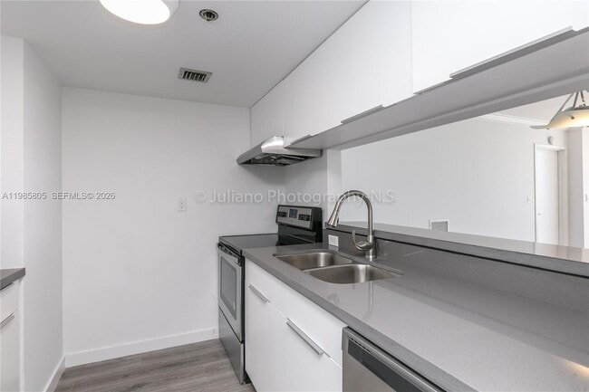 Building Photo - 7601 E Treasure Dr