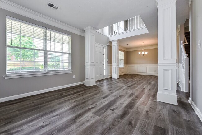 Building Photo - 657 Howell Dr