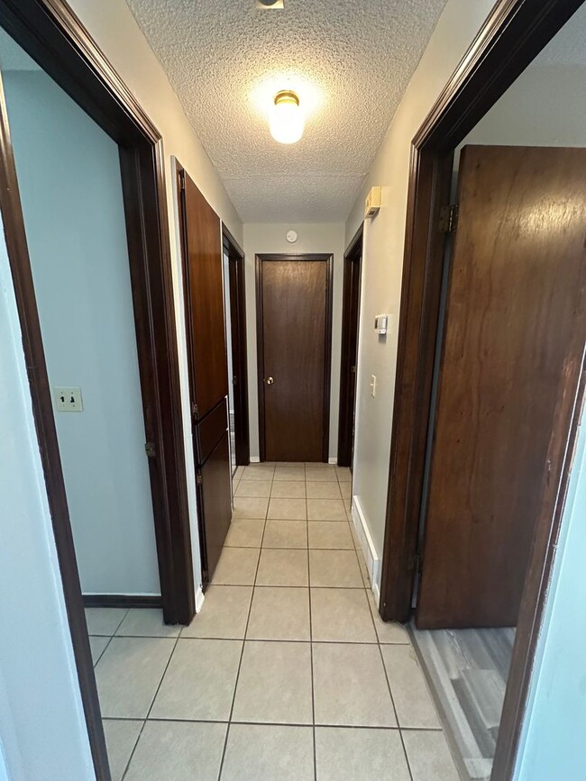 Building Photo - 3 Bed 1 Bath Brick Home with 1 Car Garage