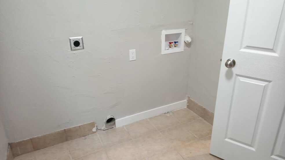 Building Photo - 5742 S Quincy Ave