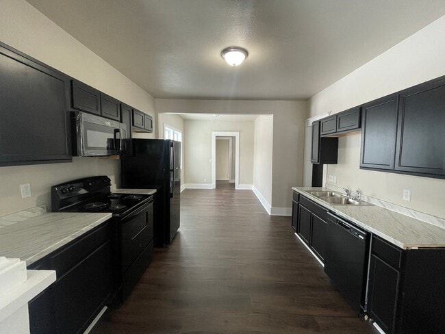 Building Photo - Updated 2 Bedroom 2 Bathroom Home