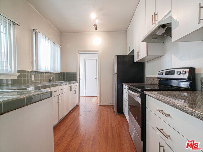 Building Photo - 336 S Wilton Pl