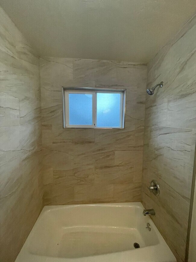 Building Photo - One Bedroom Single Family Home in Pacific ...