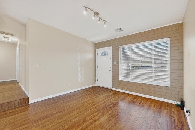 Building Photo - 1237 Pitt St NE