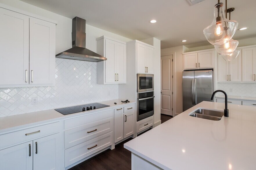 Building Photo - 7137 9th Hole Dr