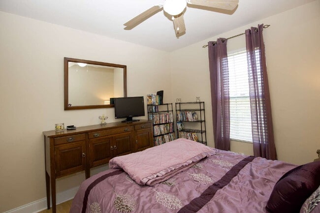Building Photo - Charming 3 BR/2BA Ranch with fully fenced ...