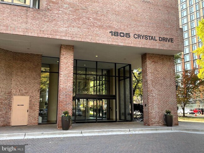 Building Photo - 1805 Crystal Dr