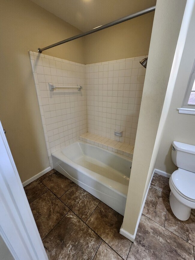 Building Photo - 4 bed 2 1/2 bath home, 2 car garage!