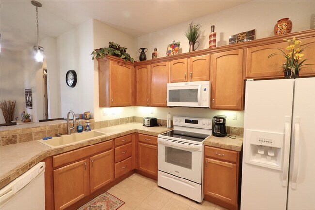 Building Photo - 2885 Esmerelda Dr