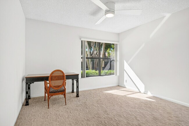 Building Photo - 5021 Oakhill Ln