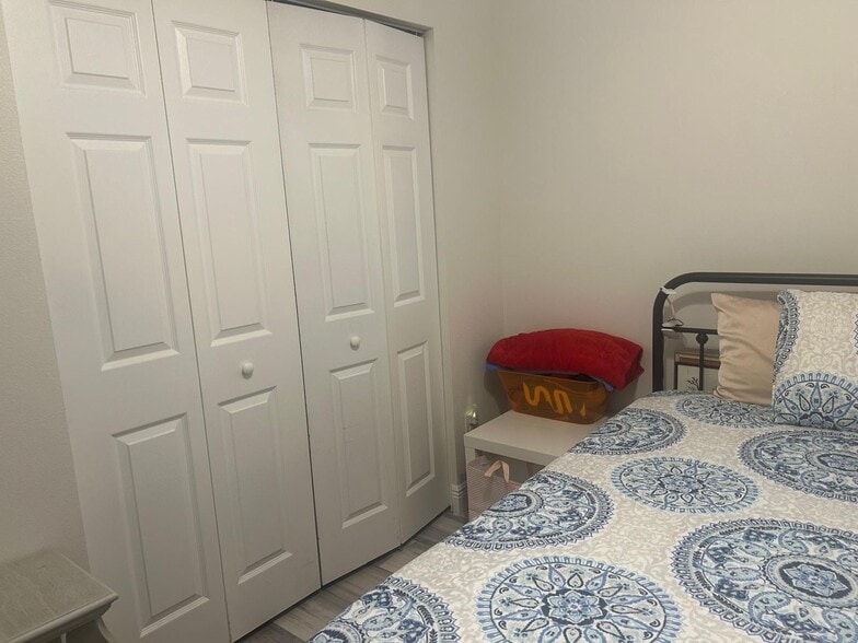 Building Photo - 1701 W Cluster Ave