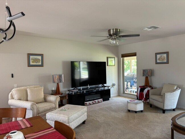 Building Photo - Beautifully updated 2 bedroom with large den/office area. In Leisure World a 45+ Active Adult Res...