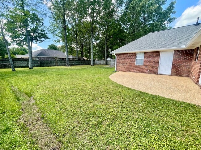 Building Photo - 3/2 For Rent in Brandon 047!