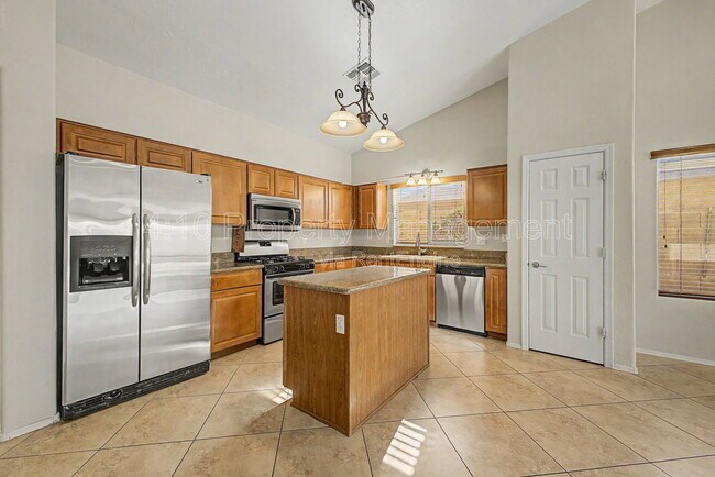 Building Photo - 6508 W Hilton Ave