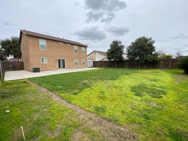 Building Photo - Spacious Two Story Home in SW Visalia comi...