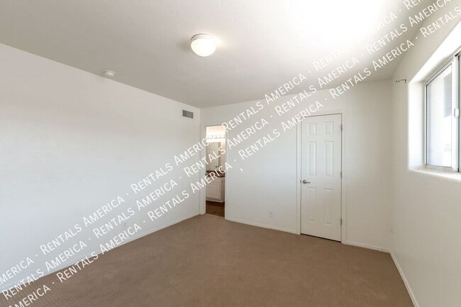 Building Photo - 935 N Venice Ave