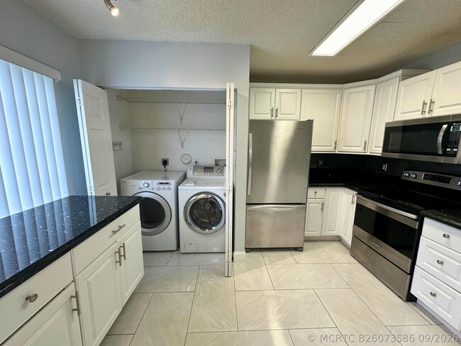 Building Photo - 4747 SW 14th St