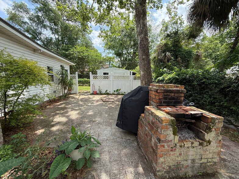 Building Photo - 1427 E 48th St