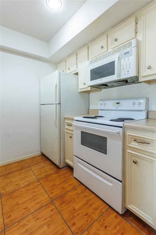 Building Photo - 2818 S Bartell Dr