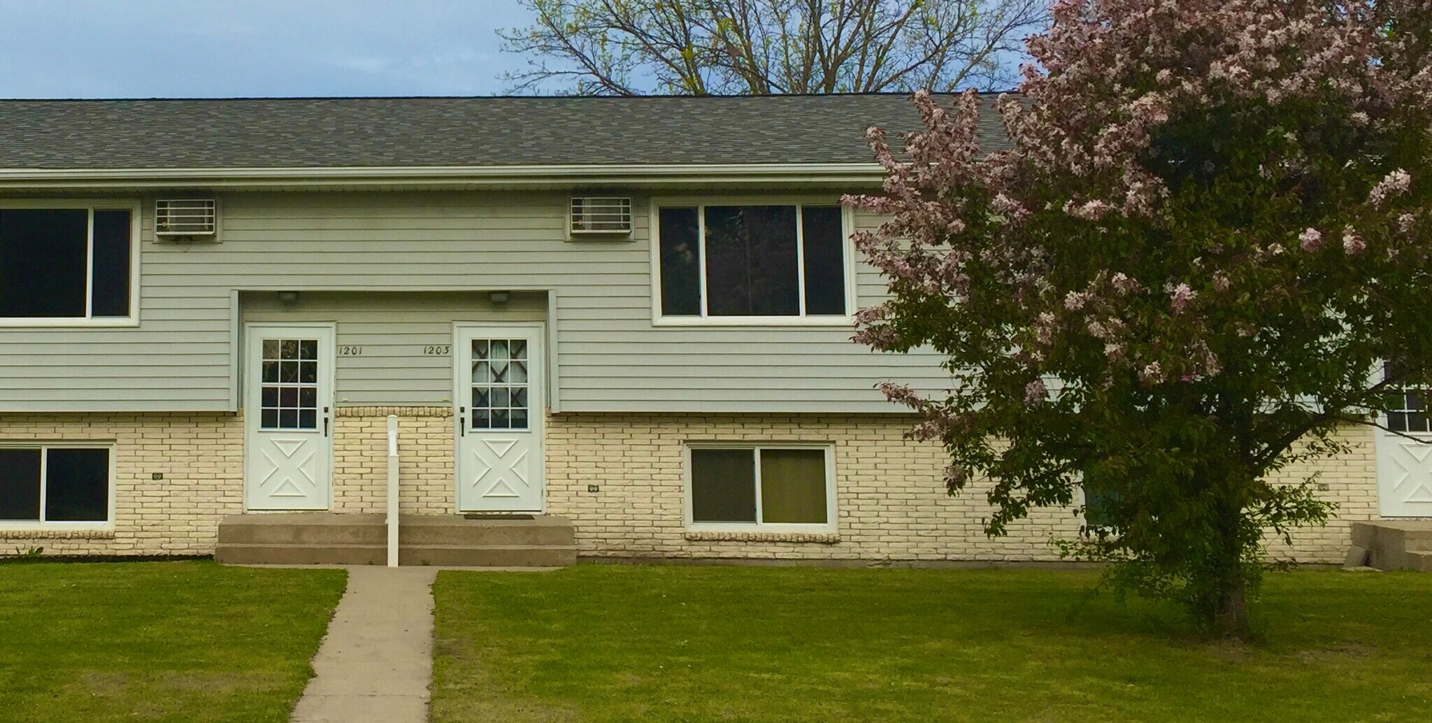 Building Photo - 1211 Greenhill Dr