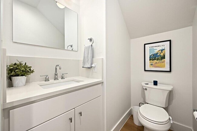 Building Photo - Best free standing 2 bed 2 bath House in great location