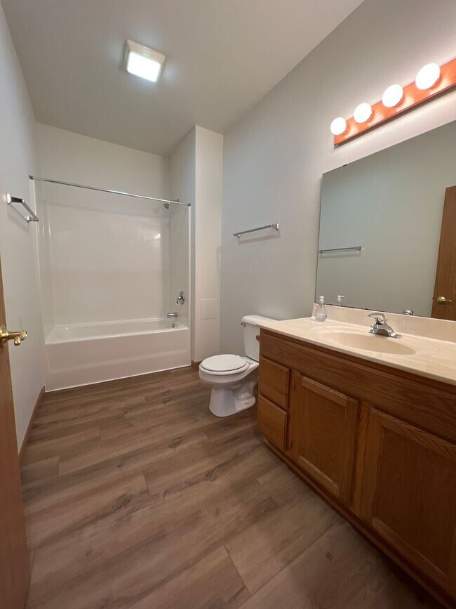 Building Photo - Large 2 Bedroom, 2 Bath apartment with 2 c...