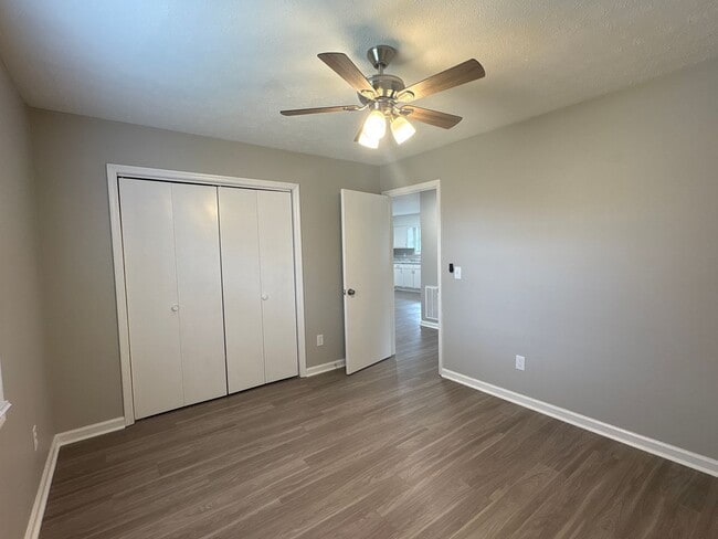 Building Photo - Freshly Renovated Duplex in Manchester!