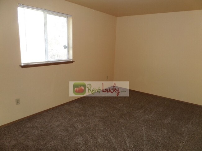 Building Photo - Cute Duplex with Attached Garage in Brown'...