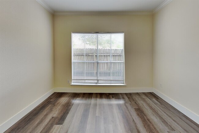 Building Photo - 2100 Tanglewilde St