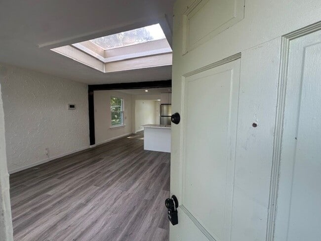 Building Photo - Chic, Sunlit & Move-In Ready – $500 off 1s...