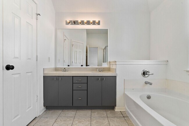 Building Photo - 218 Plaza Del Sol Park