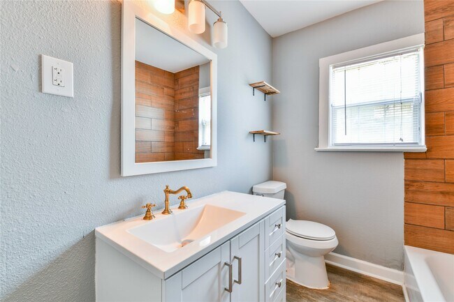 Building Photo - 4615 Schroeder St