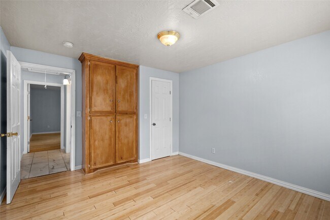 Building Photo - 1011 E 39th St