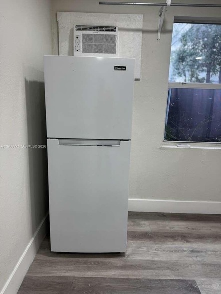 Building Photo - 582 E 18th St