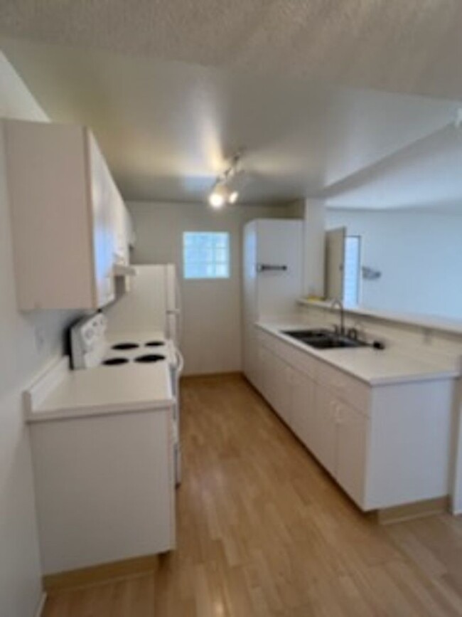 Building Photo - 2 Bedroom / 1.5 Bath upstairs unit in Ewa ...