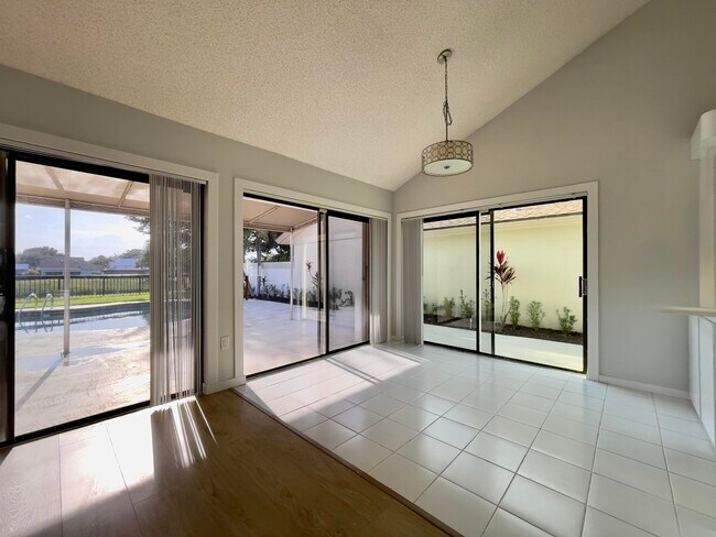 Building Photo - 208 E River Park Dr
