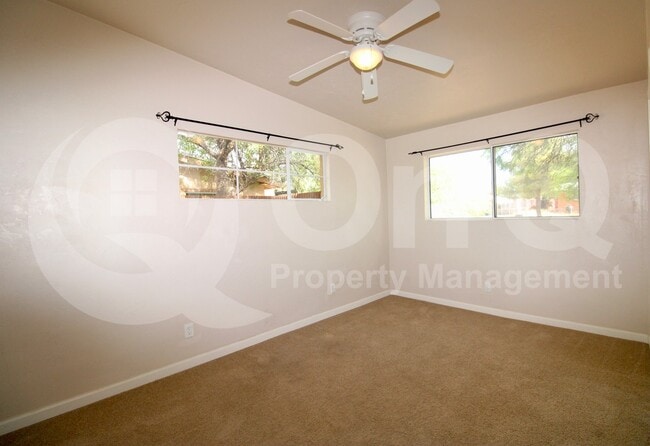 Building Photo - 4043 E Deseret Dr