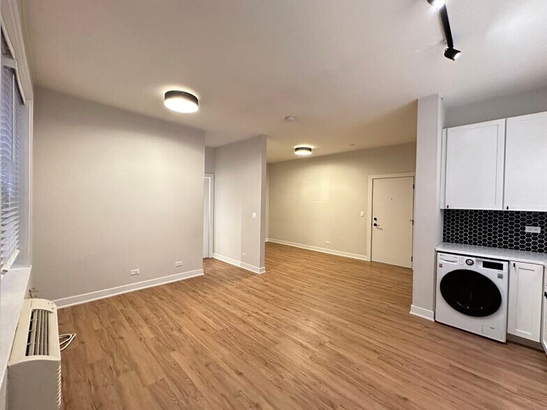 Building Photo - 659 W Wrightwood Ave