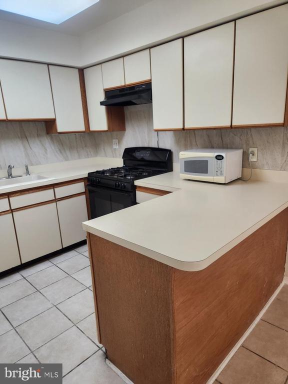 Building Photo - 10224 Dedaker St