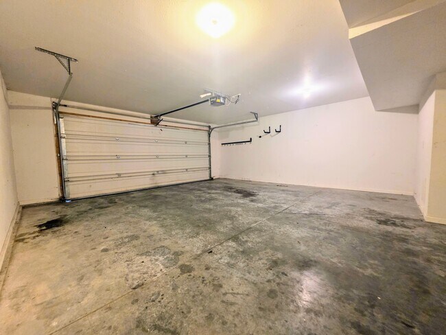 Building Photo - 606 Highland Ridge Dr