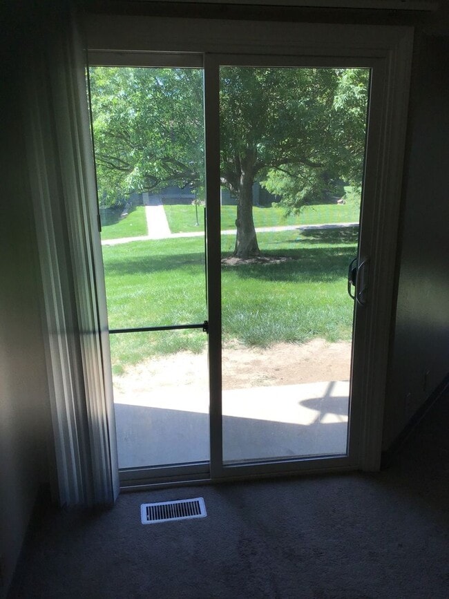 Building Photo - Beautiful 1st floor 2 bedroom