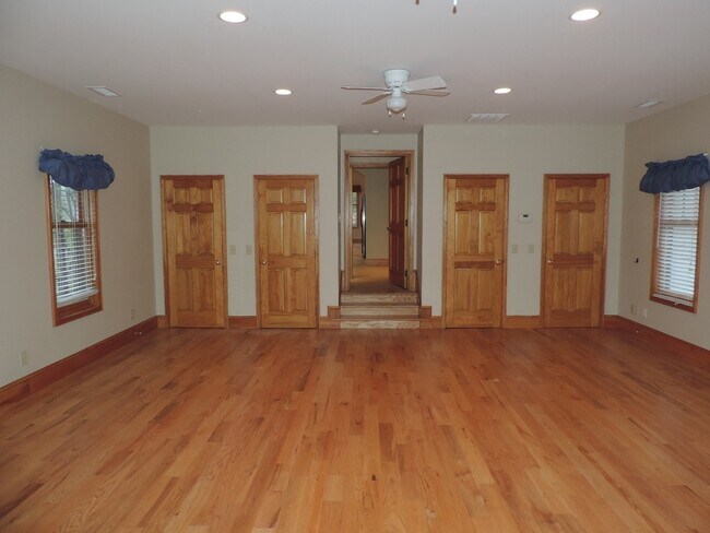 Building Photo - Luxurious 2bd Condo in Downtown Blowing Rock!