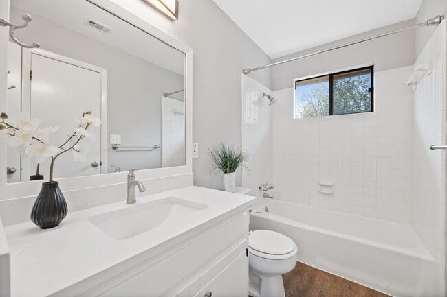 Building Photo - 1930 Holly Hill Dr