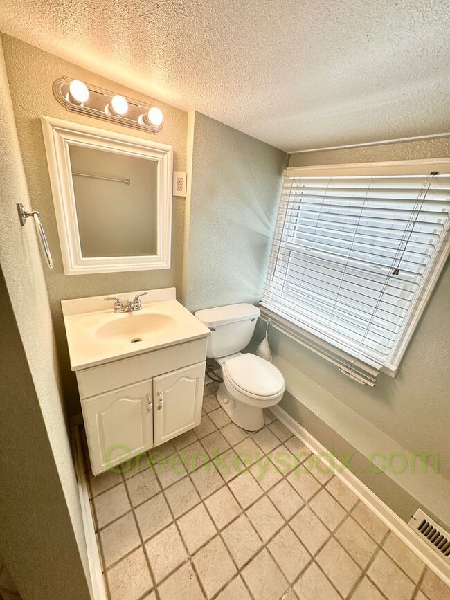 Building Photo - Huge 4 Bedroom 2 Bath House across from Ro...