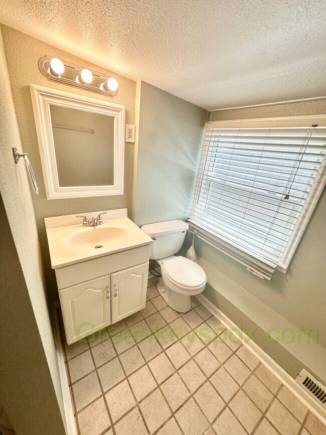 Building Photo - Huge 4 Bedroom 2 Bath House across from Rose City Golf Course