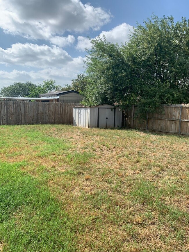 Building Photo - Spacious 3 bdrm 2 bath close to Ft. Hood &...